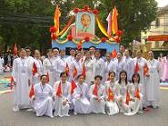 独立記念日パレードに参加するハノイ聖室の信者たち