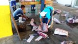 カジキマグロの解体の様子(与那国島) カジキマグロの解体の様子(与那国島)